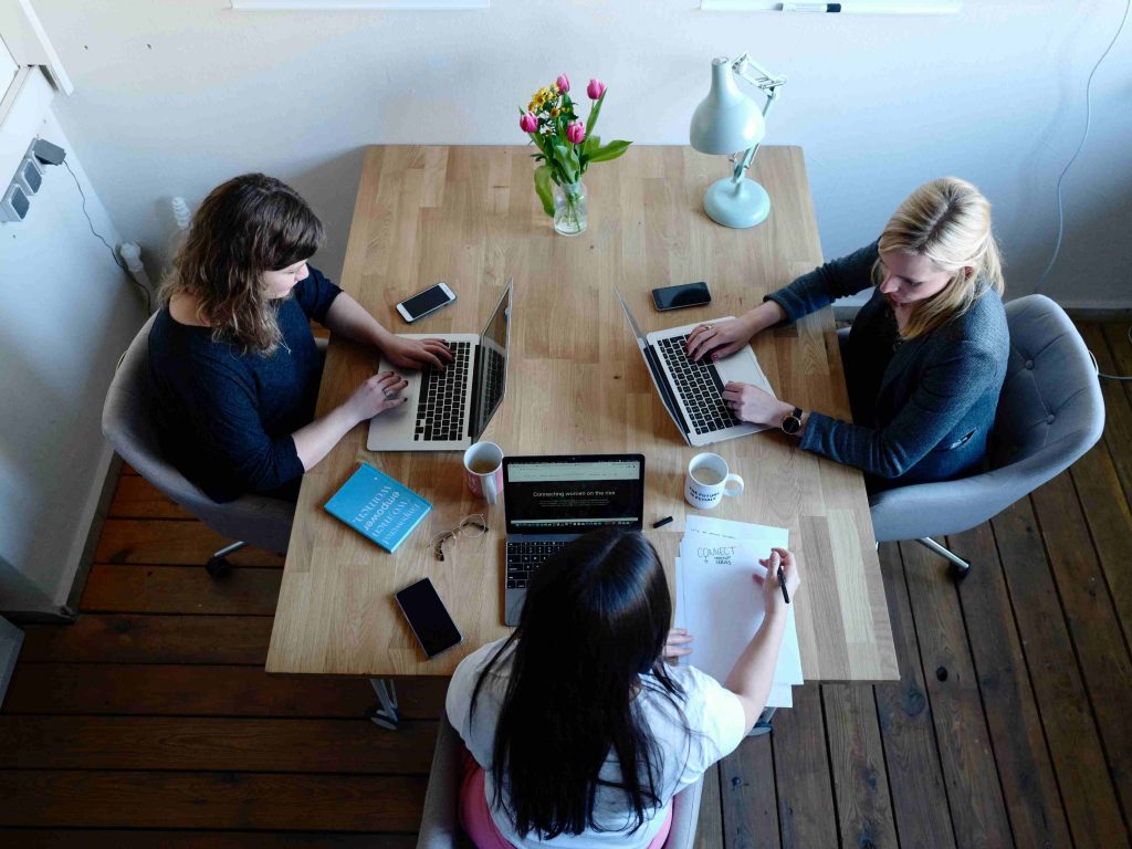 Donne al lavoro al Pc